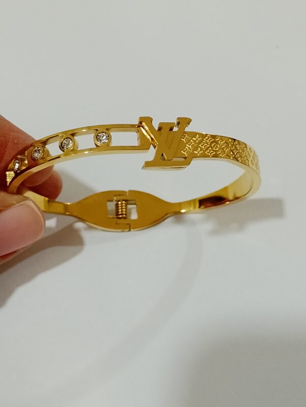 anti tarnish bracelet with gold polish