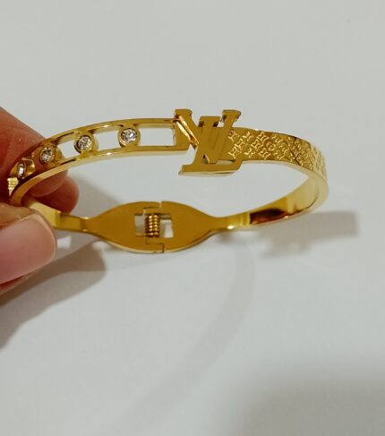 anti tarnish bracelet with gold polish
