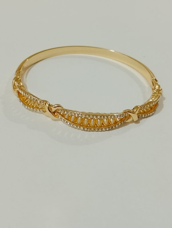 anti tarnish bracelet with gold polish
